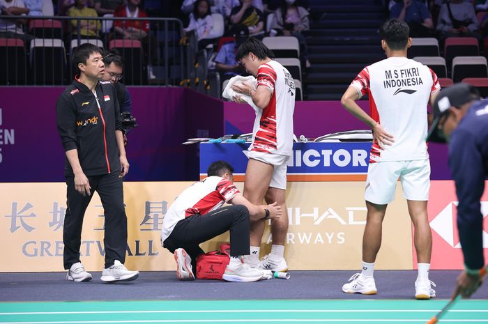 Pemain ganda putra Indonesia, Daniel Marthin menerima perawatan saat jeda interval dari pertandingan menghadapi Denmark di babak penyisihan Grup D Sudirman Cup 2025 di Xiamen, China, 1 Mei 2025.