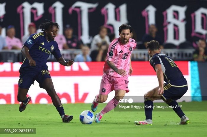 Lionel Messi dari Inter Miami CF melepaskan mendapat tekanan dari pemain Vancouver Whitecaps FC dalam pertandingan leg kedua semifinal Piala Champions CONCACAF.