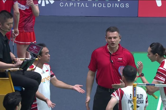 Momen protes yang dilakukan tim Indonesia setelah Rinov Rivaldy/Gloria Emanuelle Widjaja kehilangan poin krusial pada gim pertama dalam laga kontra Jesper Toft/Amalie Magelund dari Denmark di laga penyisihan Grup D Sudirman Cup 2025 di Xiamen, China, 1 Mei 2025.
