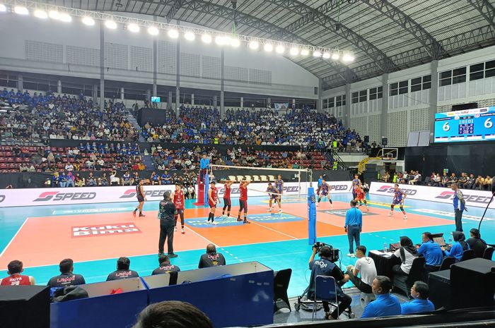 Suasana pertandingan antara Jakarta LavAni Livin Transmedia melawan Surabaya Samator pada Final Four Proliga 2025 di GOR Sritex, Solo, Kamis (1/5/2025).