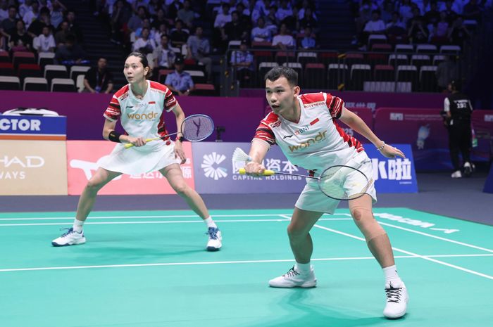 Ganda campuran Indonesia, Rinov Rivaldy/Gloria Emanuelle Widjaja, menjalani aksinya pada partai pertama melawan Denmark pada penyisihan Grup D Sudirman Cup 2025, Kamis (1/5/2025)