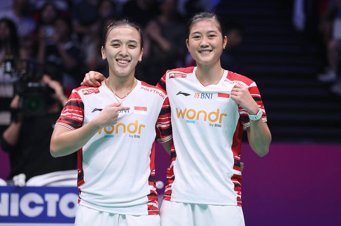 Pasangan ganda putri Indonesia, Febriana Dwipuji Kusuma/Amallia Cahaya Pratiwi, berpose setelah memenangi partai kelima penentuan juara Grup D Sudirman Cup 2025 kontra Denmark di Xiamen Fenghuang Gymnasium, China, Kamis (1/5/2025).