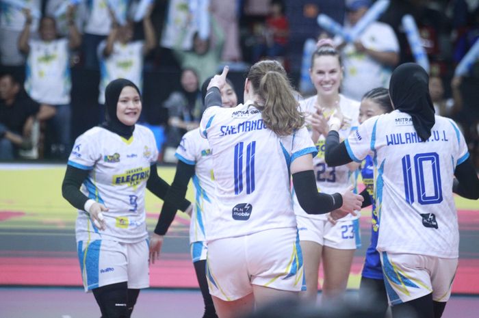 Jakarta Electric PLN (jersey putih) saat menghadapi Jakarta Popsivo Polwan pada final four Proliga 2025 di Sritex Arena, Solo, Jawa Tengah, Kamis (1/5/2025).