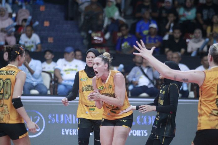 Jakarta Popsivo Polwan saat menjalani laga melawan Jakarta Electric PLN pada lanjutan final four Proliga 2025 di Sritex Arena, Solo, Jawa Tengah, Kamis (1/5/2025).
