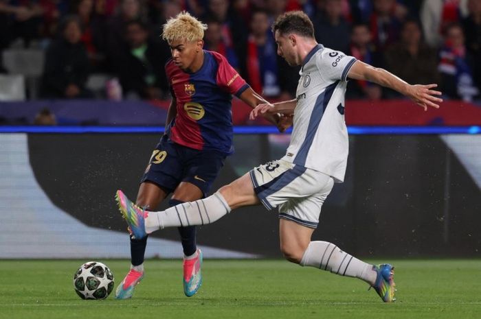Aksi Lamine Yamal saat Barcelona bermain imbang dengan Inter Milan pada semifinal Liga Champions 2024-2025.