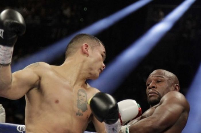 Duel Floyd Mayweather Jr (kanan) kontra Marcos Maidana pada 3 Mei 2014 di Las Vegas.