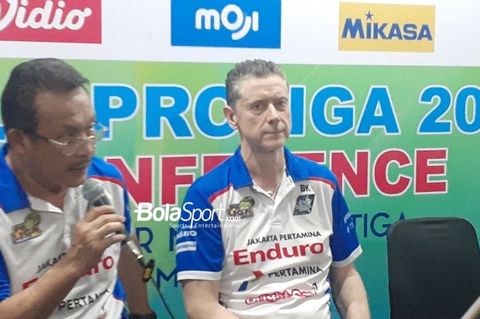 Pelatih Jakarta Pertamina Enduro, Bullent Karslioglu, memberikan komentar setelah kemenangannatas Gresik Petrokimia Pupuk Indonesia di Sritex Arena, Solo, Jawa Tengah, Jumat (2/5/2025).