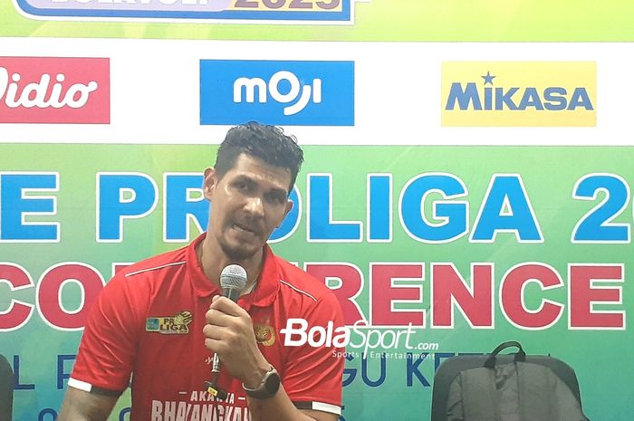 Pelatih Jakarta Bhayangkara Presisi, Reidel Toiran, dalam konferensi pers setelah kemenangan atas Palembang Bank SumselBabel pada final four Proluga 2025 di Sritex Arena, Solo,  Jawa Tengah, Jumat (2/5/2025).