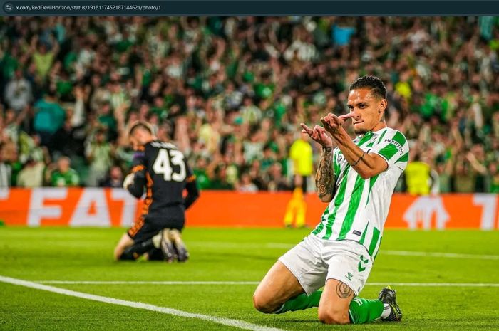 Pemain pinjaman Man United, Antony, berhasil mencetak gol ke gawang Fiorentina saat membawa Real Betis menang 2-1 di leg pertama semifinal Conference League.