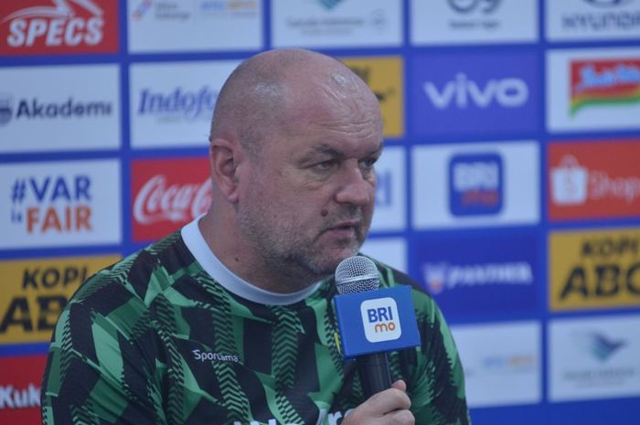 Pelatih Persib Bandung, Bojan Hodak, pada sesi jumpa pers jelang melawan Malut United, Kamis (2/5/2025).