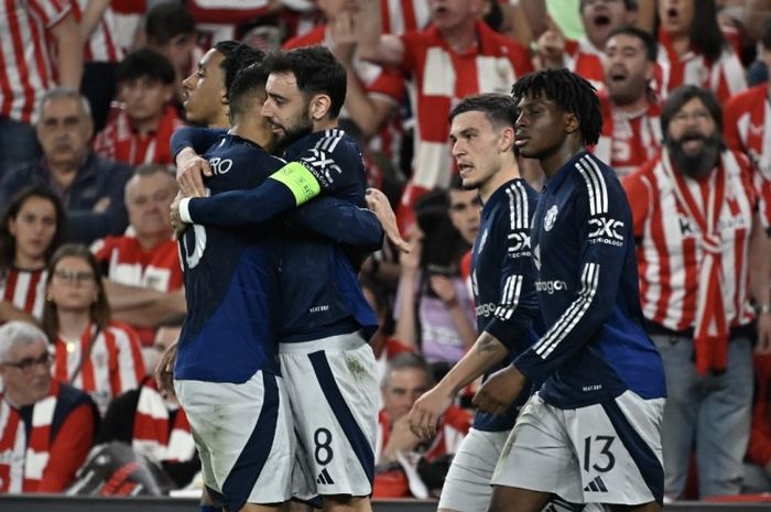 Bruno Fernandes merayakan golnya ke gawang Athletic Bilbao pada leg pertama semifinal Liga Europa 2024-2025.
