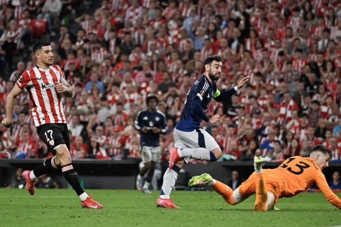 Aksi Bruno Fernandes di kandang Bilbao pada leg pertama semifinal Liga Europa 2024-2025.
