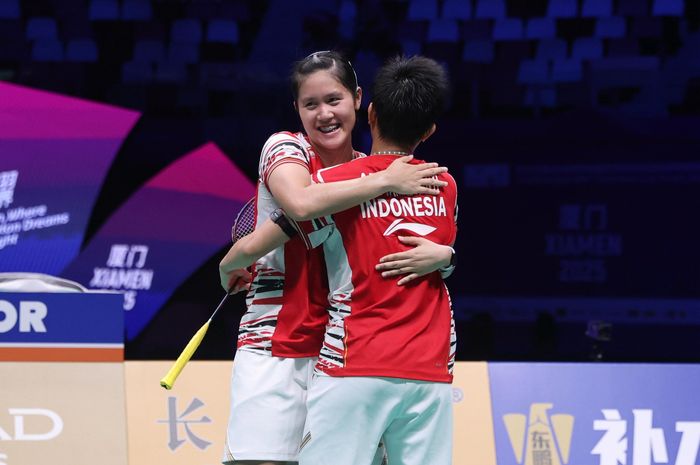 Lanny Tria Mayasari/Siti Fadia Silva Ramadhanti saling berpelukan setelah pastikan Indonesia melaju ke semifinal Sudirman Cup 2025.