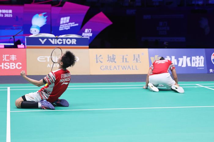 Ganda putri Lanny Tria Mayasari/Siti Fadia Silva Ramadhanti berselebrasi setelah memastikan kemenangan Indonesia atas Thailand pada perempat final Sudirman Cup 2025 di Fenghuang Gymnasium, Xiamen, China, Jumat (2/5/2025).
