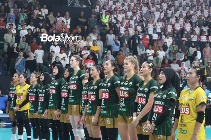 Tim Gresik Petrokimia Pupuk Indonesia saat menyanyikan lagu kebangsaan Republik Indonesia, Indonesia Raya, sebelum laga melawan Jakarta Pertamina Enduro di final four Proliga 2025, Sritex Arena, Solo, Jawa Tengah, Jumat (2/5/2025).