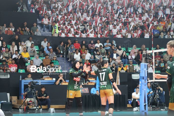 Opposite Gresik Petrokimia Pupuk Indonesia, Megawati Hangestri Pertiwi melakukan tos dengan Maya Indri pada laga melawan Jakarta Pertamina Enduro dalam final four Proliga 2025 di Sritex Arena, Solo, Jawa Tengah, Jumat (2/5/2025).