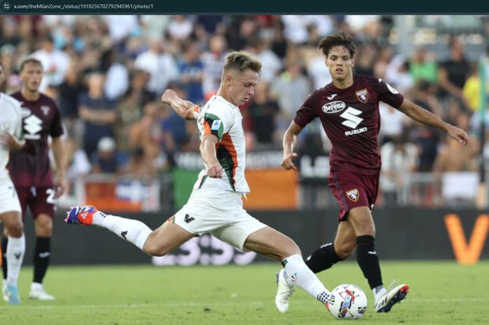AC Milan dikabarkan akan memboyong pemain Torino, Samuele Ricci, jika transfer Tijjani Reijnders disepakati.