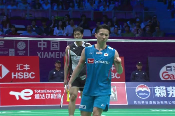 Tunggal putra Jepang, Koki Watanabe, merayakan poin yang diraih saat melawan Chou Tien Chen dari Taiwan dalam pertandingan antara kedua negara di perempat final Sudirman Cup 2025 di Xiamen, China, 2 Mei 2025.