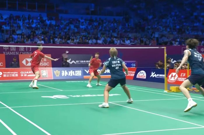 Suasana pertandingan semifinal Sudirman Cup 2025 antara China dan Malaysia, Feng Yan Zhe/Huang Dong Ping melawan Chen Tang Jie/Toh Ee Wei di Xiamen Fenghuang Gymnasium, China, Jumat (2/5/2025)