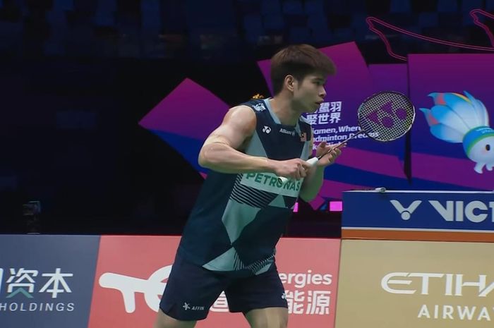 Tunggal putra Malaysia, Leong Jun Hao saat menghadapi tunggal putra China, Shi Yu Qi pada laga perempat final Sudirman Cup 2025 di Xiamen Fenghuang Gymnasium, China (2/5/2025).