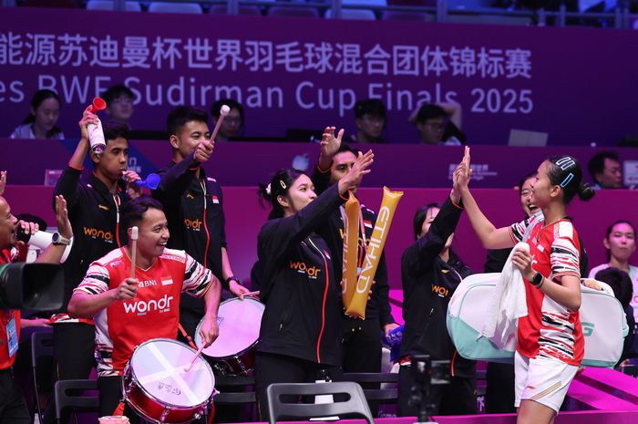 Selebrasi tim Indonesia setelah Putri Kusuma Wardani berhasil menyumbang poin pada perempat final Sudirman Cup 2025 melawan Thailand, Jumat (2/5/2025)