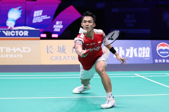 Aksi Jonatan Christie saat mengawali Indonesia untuk partai ketiga perempat final Sudirman Cup 2025 melawan Thailand, Jumat (2/5/2025)