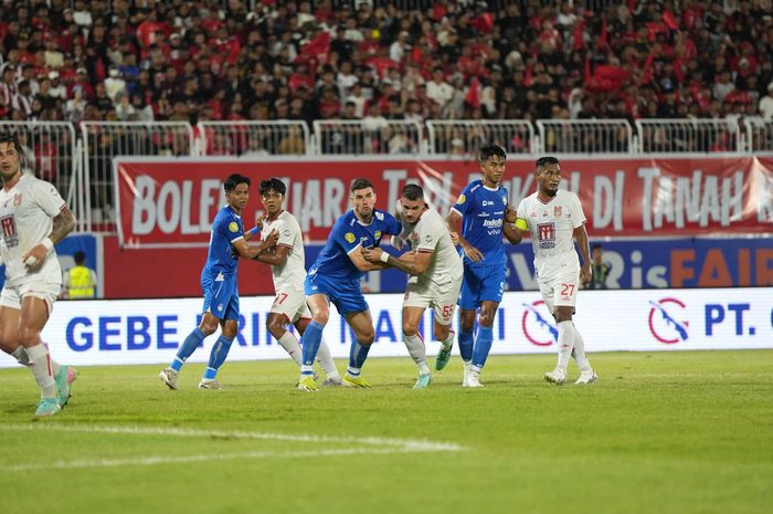 Winger Persib berlabel timnas Indonesia buka suara usai Persib kalah dari Malut United vs Persib di Liga 1, Jumat (2/5/2025).