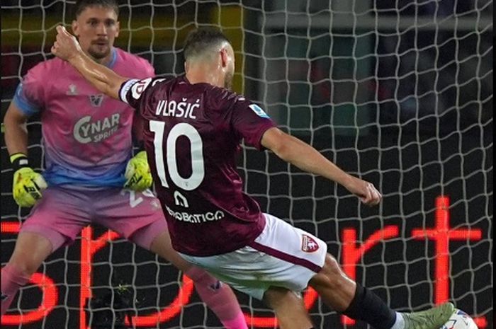 Penalti Nikola Vlasic akibat handball Jay Idzes dalam laga Torino vs Venezia pada pekan ke-35 Liga Italia, Jumat (2/5/2025) di Stadion Olimpiade Turin.
