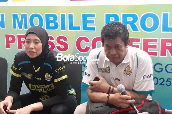 Middle blocker Jakarta Electric PLN, Agustin Wulandhari bersama asisten pelatih Judiyanto saat menghadiri konferensi pers setelah kekalahan dari Gresik Petrokimia Pupuk Indonesia pada final four Proliga 2025 di Sritex Arena, Solo, Jawa Tengah, Sabtu (3/5/2025)
