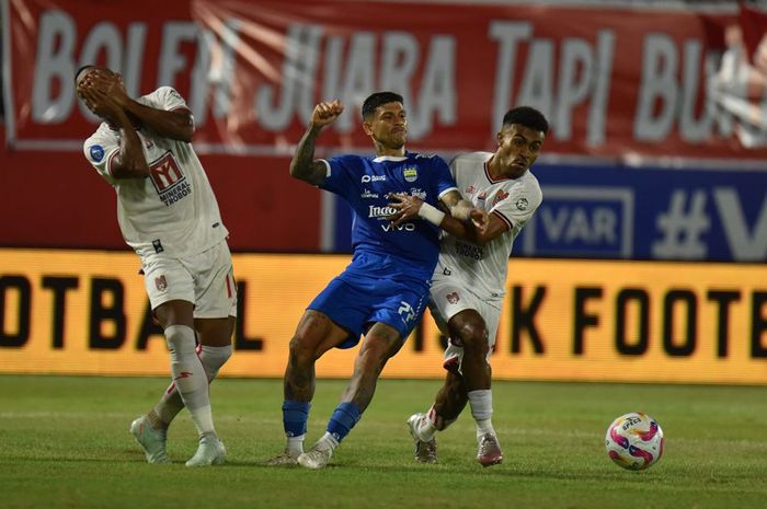 Pemain Persib Bandung, Ciro Alves, saat pertandingan melawan Malut United, Jumat (2/5/2025).
