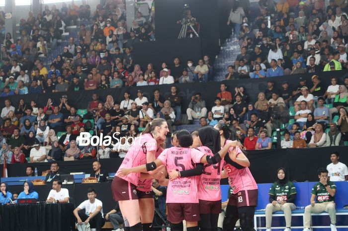 Gresik Petrokimia Pupuk Indonesia bersleebrasi setelah mendapatkan poin saat melawan Jakarta Electric PLN pada final four Proliga 2025 di Sritex Arena, Solo, Jawa Tengah, Sabtu (3/5/2025).