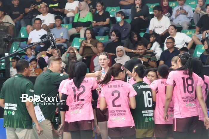 Jiang Jie (kedua dari kiri) sedang memberikan instruksi pada Gresik Petrokimia Pupuk Indonesia di sela-sela laga melawan Jakarta Electric PLN pada final four Proliga 2025 di Sritex Arena, Solo, Jawa Tengah, Sabtu (3/5/2025).