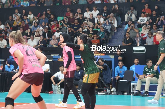 Opposite hitter Gresik Petrokimia Pupuk Indonesia saat berlaga melawan Jakarta Electric PLN pada final four Proliga 2025 di Sritex Arena, Solo, Jawa Tengah, Sabtu (3/5/2025).