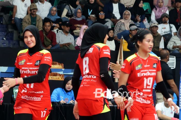 (Ki-Ka) Nandita Ayu Salsabilla, Putri Lestari, dan Tisya Amallya Putri dari tim Jakarta Pertamina Enduro saat melawan Gresik Petrokimia Pupuk Indonesia pada putaran kedua final four Proliga 2025 di GOR Sritex, Solo, Jawa Tengah, 2 Mei 2025. 