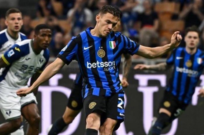 Kristjan Asllani mencetak gol lewat tendangan penalti dalam laga Inter Milan vs Hellas Verona di Liga Italia, Sabtu (3/5/2025) di Giuseppe Meazza.