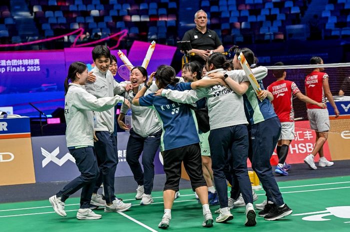 Tim bulu tangkis Korea Selatan merayakan kemenangan atas Indonesia pada semifinal Sudirman Cup 2025 di Xiamen Fenghuang Gymnasium, China, Sabtu (3/5/2025).