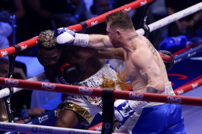 Pertarungan perebutan gelar juara dunia sejati di kelas menengah super antara Canelo Alvarez (kanan) melawan William Scull pada Minggu (4/5/2025) WIB di Riyadh.