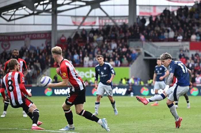 Man United versi lokal kembali tampil payah setelah takluk di markas Brentford yang diwarnai gol keren Alejandro Garnacho pada duel Liga Inggris di Gtech Community Stadium, London (4/5/2025).