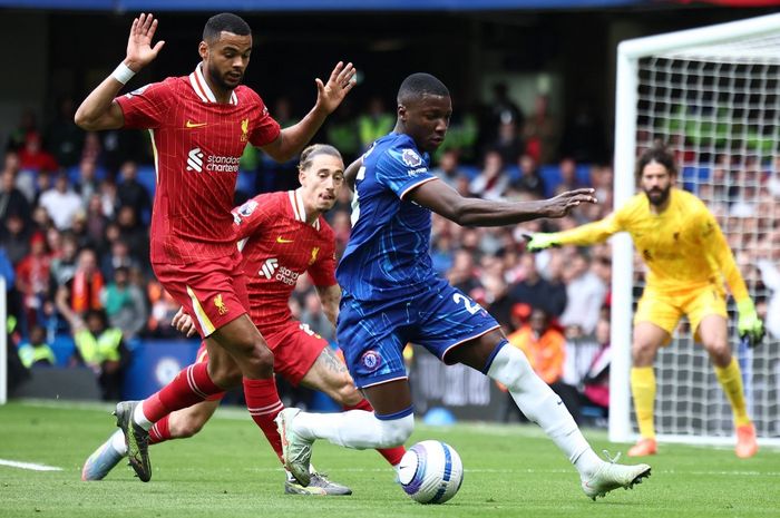 Moises Caicedo mencoba mengejar bola dalam laga Chelsea vs Liverpool pada lanjutan Liga Inggris di Stamford Bridge, London (4/5/2025).