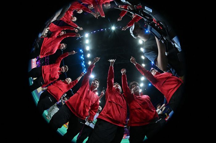 Tim bulu tangkis China berhasil mempertahankan gelar juara Sudirman Cup 2025 setelah mengalahkan Korea Selatan dengan skor 3-1.