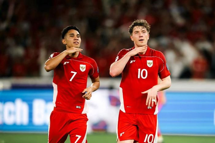 Marselino Ferdinan (kiri) dan Ole Romeny berselebrasi merayakan gol Timnas Indonesia.