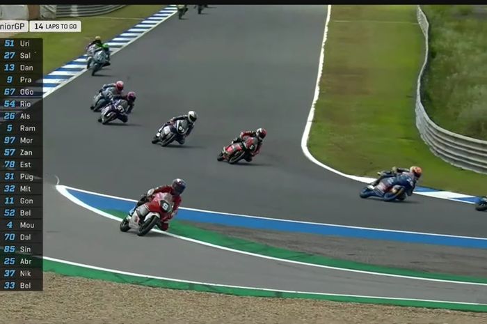Momen pembalap Indonesia, Veda Ega Pratama menjalankan hukuman long lap penalty pada JuniorGP 2025 seri Estoril, Portugal.