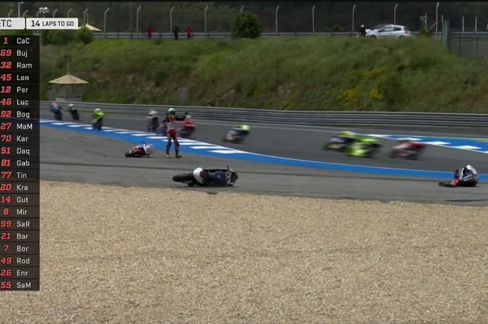 Pembalap Indonesia, Kiandra Ramadhipa menunjukkan gestur kecewa usai terseret kesalahan rivalnya di kategori ETC yang jadi rankaian JuniorGP 2025 seri Estoril, Portugal.