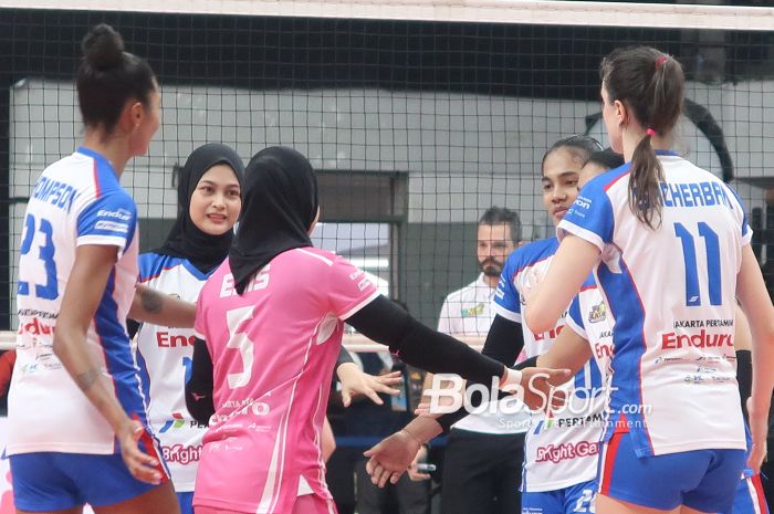 Para pemain Jakarta Pertamina Enduro saat menghadapi Jakarta Popsivo Polwan pada final four Proliga 2025 yang digelar di GOR Sritex, Solo, Minggu, 4 Mei 2025