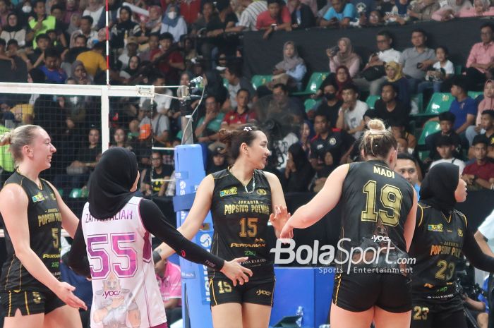 Para pemain Jakarta Popsivo Polwan saat menghadapi Jakarta Pertamina Enduro pada final four Proliga 2025 yang digelar di GOR Sritex, Solo, Minggu, 4 Mei 2025