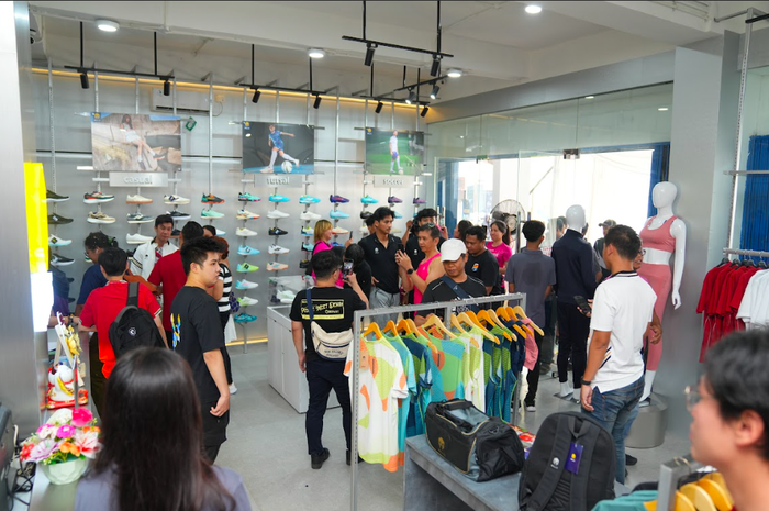 Apparel asal Indonesia, Mills, membuka store baru di Tangerang, Sabtu (4/5/2025)