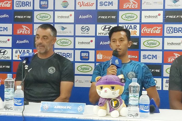 Pelatih Arema FC, Ze Gomes dan pemain Sulthon Fajar saat memberikan keterangan kepada media jelang laga melawan Persis Solo, Minggu (4/5/2025). 