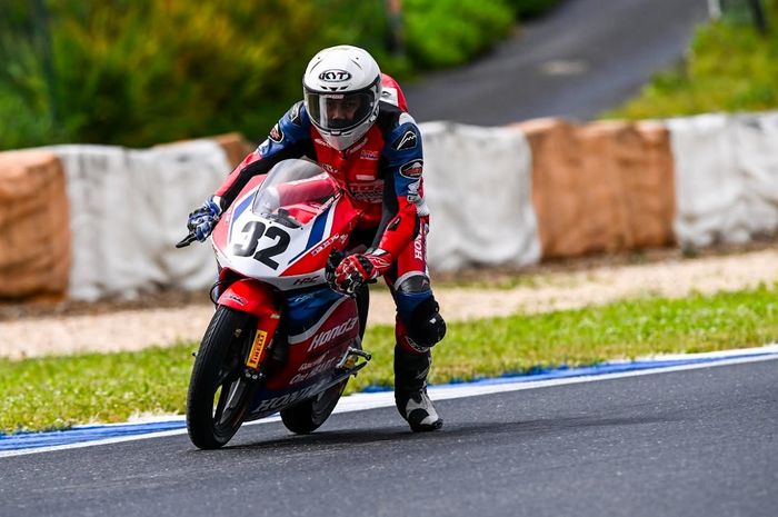 mampu meraih podium dan mengibarkan Merah Putih di European Talent Cup seri perdana di Sirkuit Estoril, Portugal, Minggu (4/5/2025). 