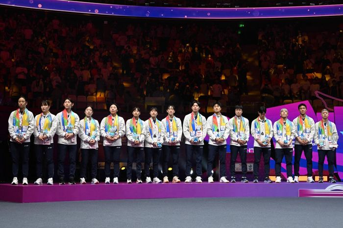 Tim bulu tangkis Korea Selatan di podium runner-up Sudirman Cup 2025 di Xiamen Fenghuang Gymnasium, China, Minggu (4/5/2025).