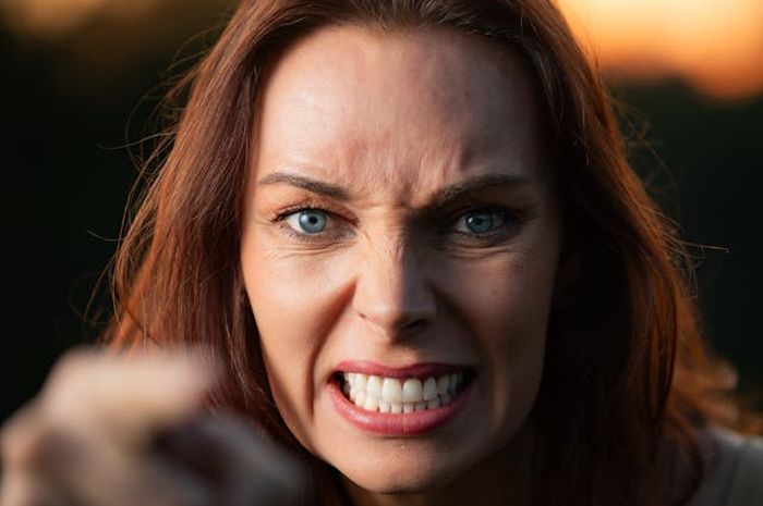 5 Arti Mimpi Bertemu Artis yang Dibenci